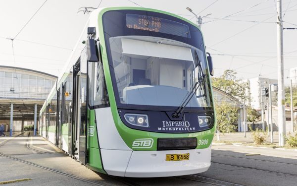 Primăria București plănuiește extinderea și modernizarea flotei de tramvaie în următorii câțiva ani, cu un plan ambițios pentru 2026: achiziționarea a încă 100 de tramvaie noi, de 36 de metri, într-un efort de a îmbunătăți serviciile de transport public din Capitală