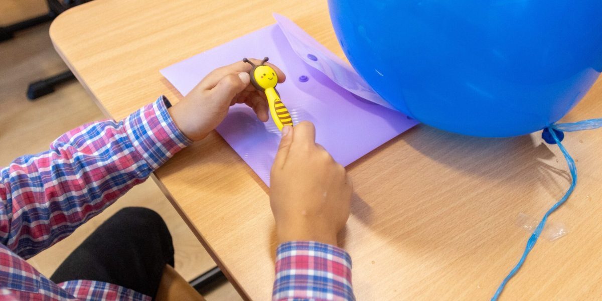 Elevii Școlii Gimnaziale „Mărțișor” din Sectorul 4 ar putea beneficia, în curând, de o masă caldă sau un pachet alimentar în timpul orelor, ca parte a unui proiect de hotărâre depus recent în Consiliul Local
