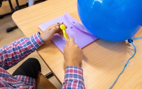 Elevii Școlii Gimnaziale „Mărțișor” din Sectorul 4 ar putea beneficia, în curând, de o masă caldă sau un pachet alimentar în timpul orelor, ca parte a unui proiect de hotărâre depus recent în Consiliul Local