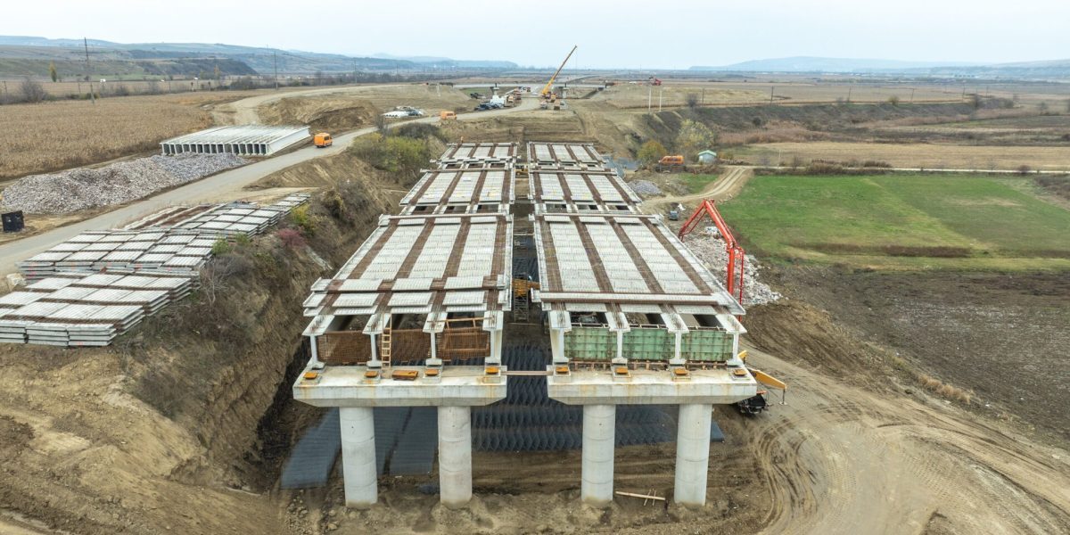 Dezvoltarea Autostrăzii Moldovei progressează cu pași importanți chiar și pe timpul iernii, iar cei aproape 23 de kilometri de asfalt așternuți deja pe Lotul 2 arată că proiectul revine în forță