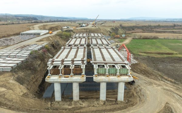 Dezvoltarea Autostrăzii Moldovei progressează cu pași importanți chiar și pe timpul iernii, iar cei aproape 23 de kilometri de asfalt așternuți deja pe Lotul 2 arată că proiectul revine în forță