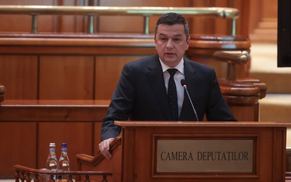 România, obligată de instanțe internaționale să recunoască căsătoriile gay În ciuda opoziției de mult timp a autorităților române, situația legală a cuplurilor de același sex din țară se află în centrul unui proces de adaptare forțată la standardele europene