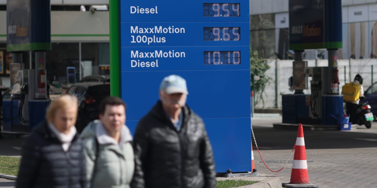 Guvernul Bolojan a decis să declare oficial „situație de criză pe piața țițeiului și a produselor petroliere”, urmând să adopte o serie de măsuri menite să limiteze creșterea prețurilor la combustibili