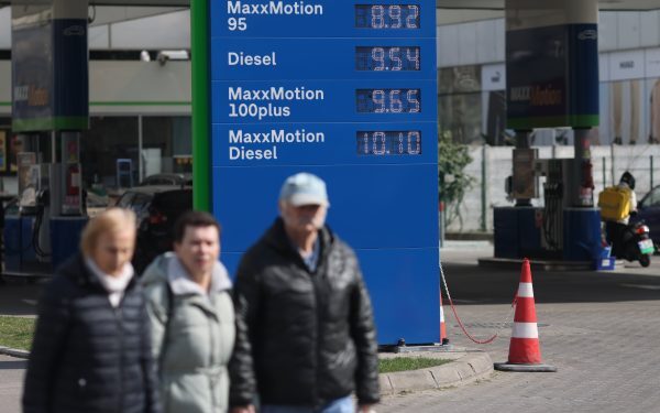 Guvernul Bolojan a decis să declare oficial „situație de criză pe piața țițeiului și a produselor petroliere”, urmând să adopte o serie de măsuri menite să limiteze creșterea prețurilor la combustibili