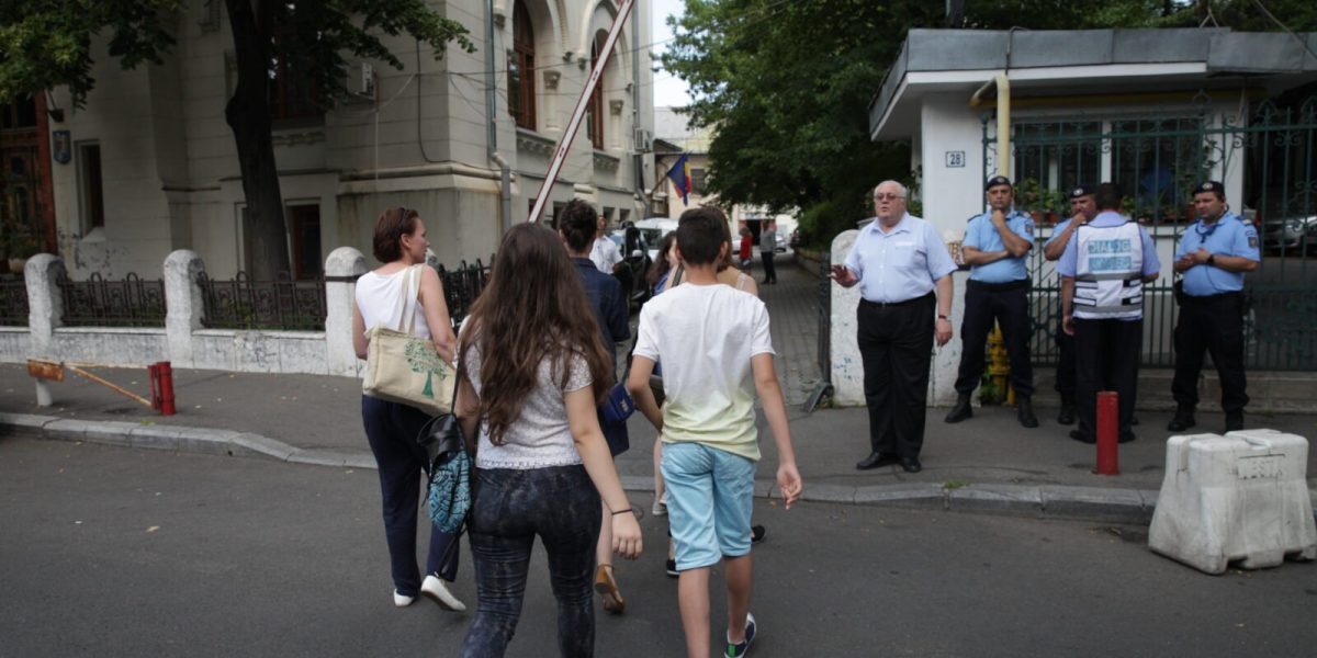Elevii privesc cu amuzament și pragmatism simulările examenelor naționale, dar nu toate școlile le respectă Luni viitor, în ciuda provocărilor și a tensiunilor din sistemul educațional, elevii din București se pregătesc pentru simularea examenului de bacalaureat