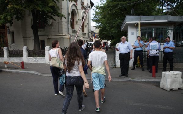 Elevii privesc cu amuzament și pragmatism simulările examenelor naționale, dar nu toate școlile le respectă Luni viitor, în ciuda provocărilor și a tensiunilor din sistemul educațional, elevii din București se pregătesc pentru simularea examenului de bacalaureat