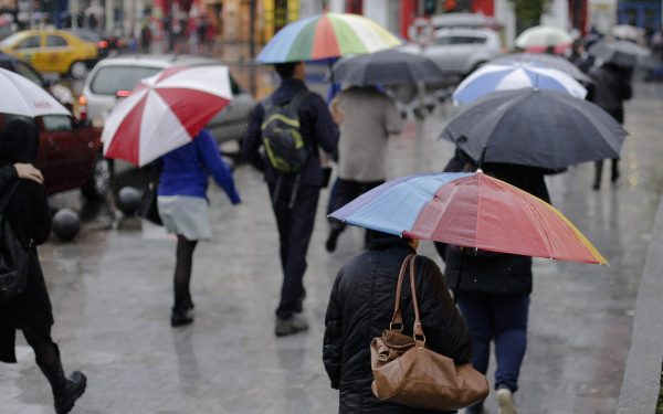 Vremea capricioasă persistă în România, cu precipitații în cea mai mare parte a țării și ninsori semnificative la munte, în timp ce meteorologii anunță o ameliorare a condițiilor în zilele următoare