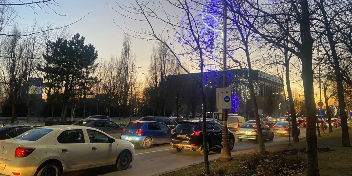 Deși în București benzile unice dedicată exclusiv transportului în comun – autobuze și troleibuze – acoperă doar 26 de kilometri, șoferii continuă să le utilizeze abuziv, în special în orele de vârf, punând în pericol atât siguranța rutieră, cât și scopul pentru care aceste benzi au fost create