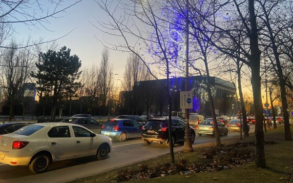 Deși în București benzile unice dedicată exclusiv transportului în comun – autobuze și troleibuze – acoperă doar 26 de kilometri, șoferii continuă să le utilizeze abuziv, în special în orele de vârf, punând în pericol atât siguranța rutieră, cât și scopul pentru care aceste benzi au fost create