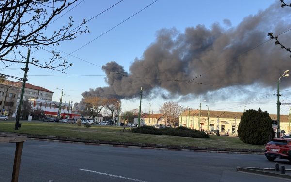 Incendiu puternic la o fabrică de polistiren din Arad, intervenție de amploare Un incendiu major a izbucnit miercuri dimineață la o fabrică de polistiren situată în zona industrială Aradul Nou, pe drumul spre Zădăreni