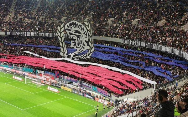 Suporterii FCSB acuzați că au agresat trei adolescenți într-un tramvai, trimiși în judecată