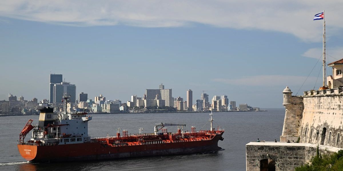 Rusia deschide un nou front în sprijinul Cubei: un petrolier cu 200.000 de barili se îndreaptă către Havana în pofida embargourui american Rusia a decis să sfideze blocada petrolieră impusă de Statele Unite, trimițând o încărcătură importantă către Cuba