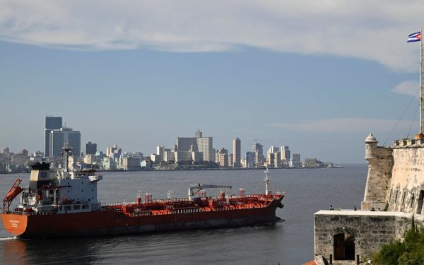Rusia deschide un nou front în sprijinul Cubei: un petrolier cu 200.000 de barili se îndreaptă către Havana în pofida embargourui american Rusia a decis să sfideze blocada petrolieră impusă de Statele Unite, trimițând o încărcătură importantă către Cuba