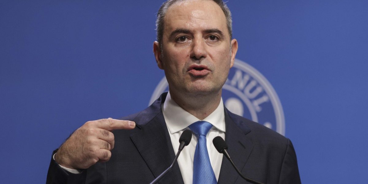 Ministerul Finanțelor a dat asigurări marți după-amiază că activitatea ministrului Alexandru Nazare nu a fost afectată de incidentul rutier minor în care a fost implicat în cursul dimineții