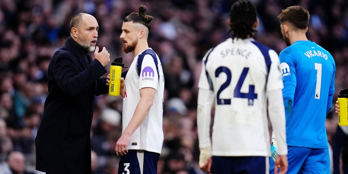 Radu Drăgușin, unde se află fotbalistul român după anunțul despre absența sa de la Tottenham din meciul cu Crystal Palace Deși nu a făcut parte din lotul Tottenham pentru partida din etapa a 29-a a Premier League împotriva echipei Crystal Palace, Radu Drăgușin a fost văzut în tribunele arenei londoneze, unde a urmărit meciul alături de colegul său James Maddison