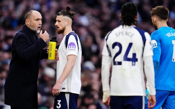 Radu Drăgușin, unde se află fotbalistul român după anunțul despre absența sa de la Tottenham din meciul cu Crystal Palace Deși nu a făcut parte din lotul Tottenham pentru partida din etapa a 29-a a Premier League împotriva echipei Crystal Palace, Radu Drăgușin a fost văzut în tribunele arenei londoneze, unde a urmărit meciul alături de colegul său James Maddison