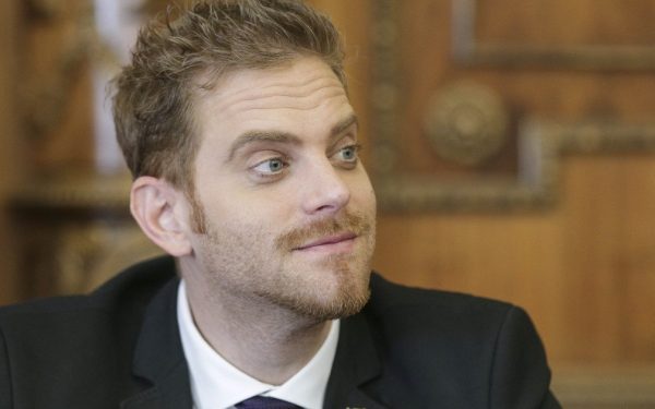 Ilan Laufer, fost ministru pentru Mediul de Afaceri, și gemenii săi de 5 ani au fost implicați marți dimineață într-un accident rutier grav pe strada Mircea Vulcănescu din București