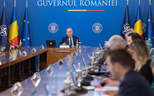 Premierul Ilie Bolojan a anunțat recent intrarea în vigoare a unei ordonanțe menite să simplifice considerabil procedurile pentru avizarea investițiilor, o măsură pe care o consideră esențială pentru impulsionarea economiei și reducerea birocrației