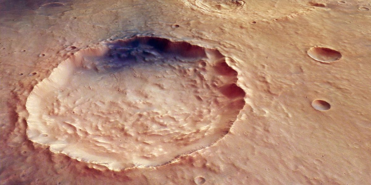 Agenția Spațială Europeană (ESA) a făcut publice recent imagini spectaculoase surprinse pe Marte, dezvăluind detalii nevăzute anterior despre una dintre cele mai vechi și mai cratere din regiunea Arabia Terra