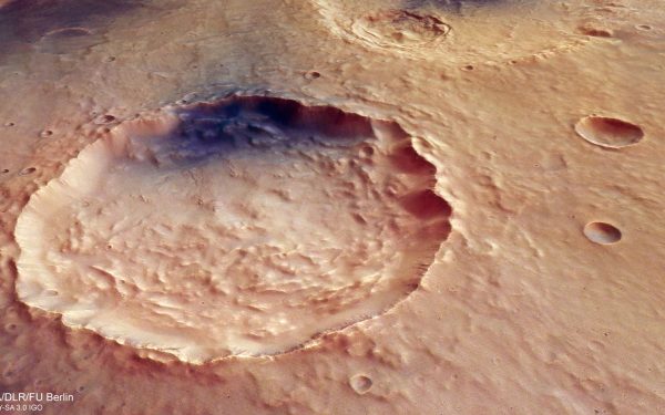 Agenția Spațială Europeană (ESA) a făcut publice recent imagini spectaculoase surprinse pe Marte, dezvăluind detalii nevăzute anterior despre una dintre cele mai vechi și mai cratere din regiunea Arabia Terra