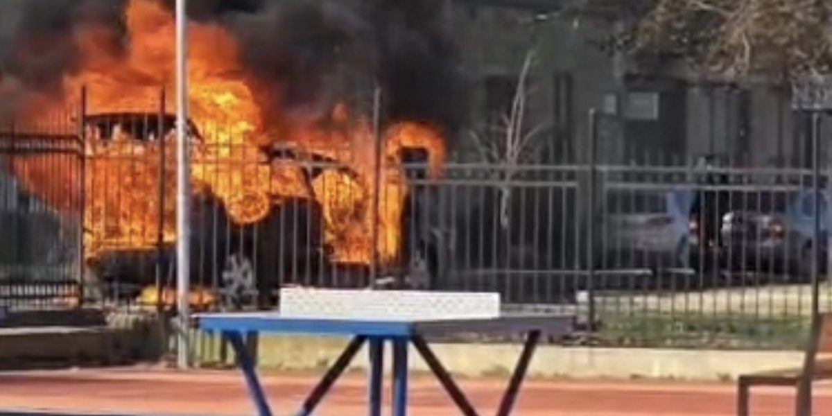 Incendiu la un autoturism pe Bulevardul General Dragalina din Arad Un autoturism a fost cuprins complet de flăcări vineri, pe Bulevardul General Dragalina din municipiul Arad