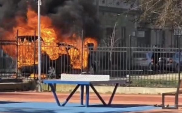 Incendiu la un autoturism pe Bulevardul General Dragalina din Arad Un autoturism a fost cuprins complet de flăcări vineri, pe Bulevardul General Dragalina din municipiul Arad