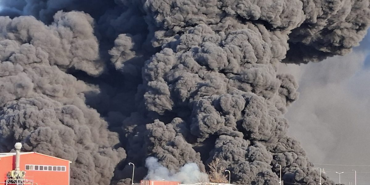 Un incendiu puternic a izbucnit, miercuri dimineață, la o fabrică de polistiren din Arad, provocând degajări imense de fum și creând panică printre localnici