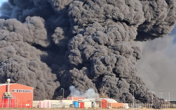 Un incendiu puternic a izbucnit, miercuri dimineață, la o fabrică de polistiren din Arad, provocând degajări imense de fum și creând panică printre localnici