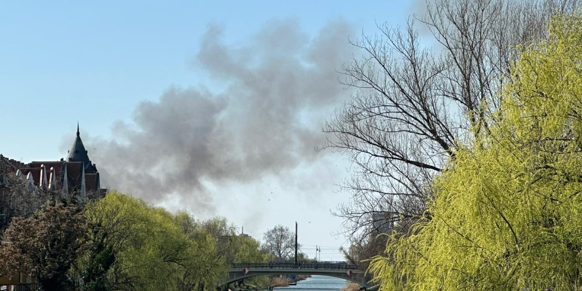 Incendiu în zona Freidorf din Timișoara: pompierii intervin pentru stingerea unui foc de vegetație și deșeuri Un incendiu izbucnit miercuri în zona Freidorf, din apropierea Liceului Tehnologic Transporturi Auto, a mobilizat echipele de intervenție ale ISU Timiș