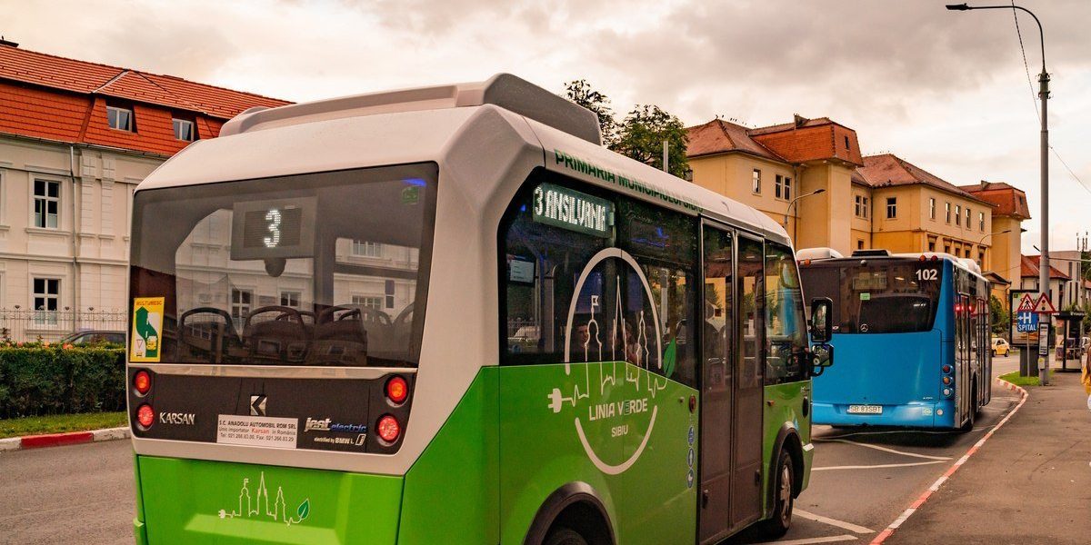 Doi septuagenari au fost grav răniți sâmbătă după ce au fost victime ale unui eveniment neobișnuit în municipiul Sibiu, moment în care au căzut dintr-un autobuz în timpul plecării din stație