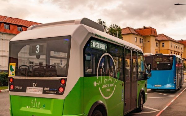 Doi septuagenari au fost grav răniți sâmbătă după ce au fost victime ale unui eveniment neobișnuit în municipiul Sibiu, moment în care au căzut dintr-un autobuz în timpul plecării din stație