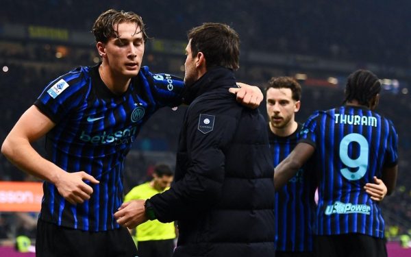 Inter, clarificări despre viitorul unui tânăr promisiune crescut de Chivu: clubul nu vinde în niciun caz După câteva săptămâni de speculații în presa sportivă, conducerea echipei Inter Milano a clarificat situația în privința unuia dintre cei mai promițători tineri jucători ai clubului, Francesco Pio Esposito