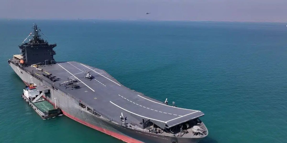 SUA lovesc dur în inima flotei iraniene: portavionul pentru drone și navele-cheie distruse în atacuri spectaculoase Forțele militare americane au lansat o serie de atacuri decisive în această săptămână împotriva infrastructurii navale iraniene în Golful Persic, într-un efort vizibil de a slăbi prezența și capacitatea militară a Iranului în regiune