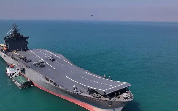 SUA lovesc dur în inima flotei iraniene: portavionul pentru drone și navele-cheie distruse în atacuri spectaculoase Forțele militare americane au lansat o serie de atacuri decisive în această săptămână împotriva infrastructurii navale iraniene în Golful Persic, într-un efort vizibil de a slăbi prezența și capacitatea militară a Iranului în regiune