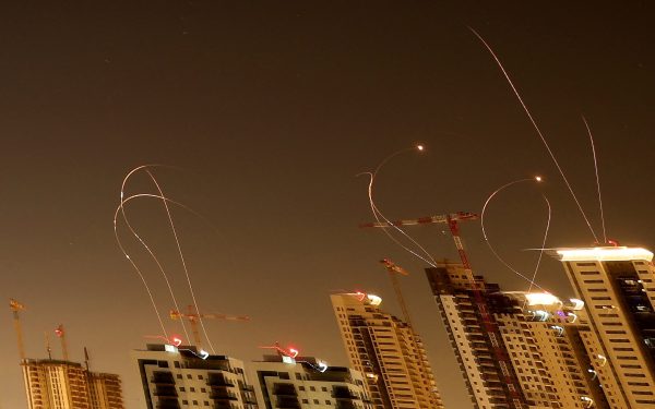 Iranul a lansat mai multe valuri de rachete asupra Israelului, într-un avertisment clar și agresiv, după o perioadă de tensiuni accentuate