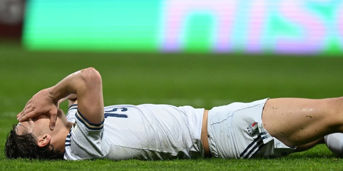 Italia, pentru prima dată de la finala din 2006, ratează calificarea la Campionatul Mondial după o înfrângere dramatică în penalty-uri contra Bosniei și Herțegovina Italia, patru-titulată campioană mondială și europeană, a decis să participe pentru prima dată în ultimele două decenii la un Campionat Mondial fără a fi reprezentată de lotul actual, după o înfrângere dureroasă în finala playoff-ului din Bosnia și Herțegovina, marți seara, în Zenica