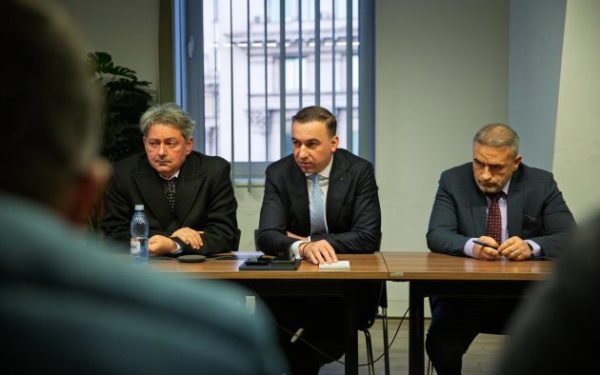 Conflicte la Complexul Energetic Oltenia: dialog și tensiuni în contextul restructurării Criza din Complexul Energetic Oltenia (CEO), unul dintre cei mai importanți producători de energie din România, continuă să se amplifice, în ciuda eforturilor mediatice de a gestiona situația cu responsabilitate și transparență