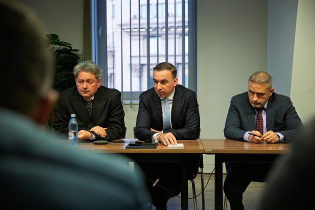 Conflicte la Complexul Energetic Oltenia: dialog și tensiuni în contextul restructurării Criza din Complexul Energetic Oltenia (CEO), unul dintre cei mai importanți producători de energie din România, continuă să se amplifice, în ciuda eforturilor mediatice de a gestiona situația cu responsabilitate și transparență