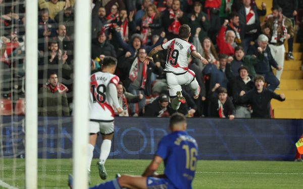 Rayo Vallecano și Real Oviedo se întâlnesc pe teren, după aproape o lună de incertitudini legate de condițiile de joc După aproape o lună de amânare și controverse, meciul dintre Rayo Vallecano și Real Oviedo s-a disputat miercuri, într-un stadion complet refăcut, dar cu tensiuni încărcate