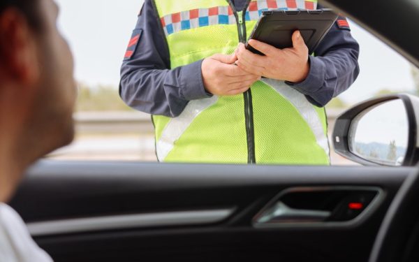 Purtarea centurii de siguranță rămâne un aspect esențial pentru prevenirea accidentelor rutiere și reducerea rănilor grave, însă ignorarea acestei reguli continuă să fie o problemă frecvent întâlnită pe șoselele din țară