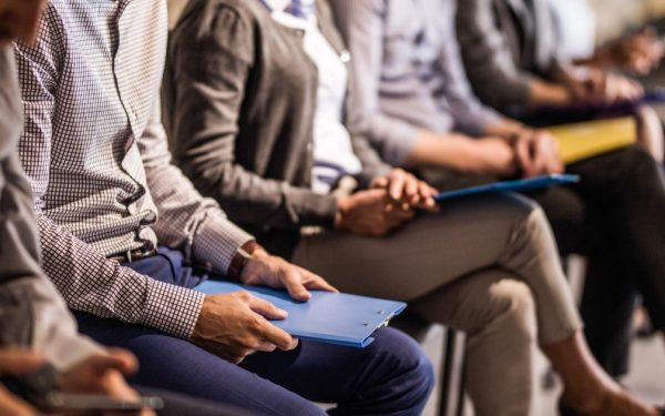 Guvernul a adoptat joi o ordonanță de urgență care vizează un set amplu de măsuri menite să reformeze sistemul de asigurări pentru șomaj și să stimuleze angajarea tinerilor vulnerabili, în contextul în care România continuă să se confrunte cu un șomaj persistent și cu dificultăți în integrarea pe piața muncii a tinerilor NEET (care nu lucrează și nu urmează studii)