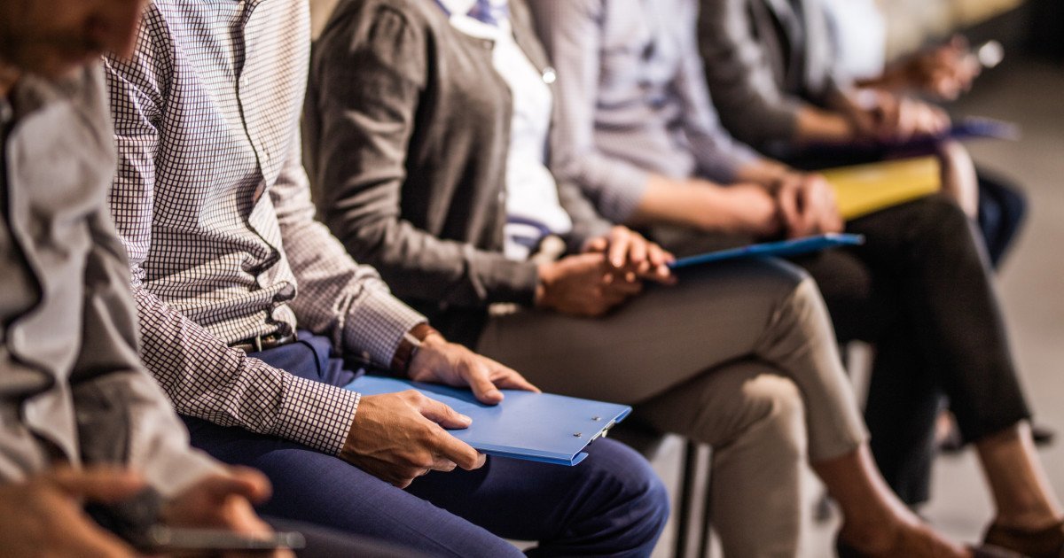 Guvernul a adoptat joi o ordonanță de urgență care vizează un set amplu de măsuri menite să reformeze sistemul de asigurări pentru șomaj și să stimuleze angajarea tinerilor vulnerabili, în contextul în care România continuă să se confrunte cu un șomaj persistent și cu dificultăți în integrarea pe piața muncii a tinerilor NEET (care nu lucrează și nu urmează studii)