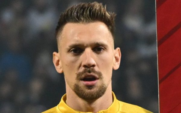 Ionuț Radu, în cantonamentul naționalei, așteaptă verdictul medical înainte de duelul cu Turcia Potrivit informațiilor confirmate de Digi Sport, portarul echipei naționale de fotbal, Ionuț Radu, va ajunge marți la Mogoșoaia pentru a se prezenta în lotul României, după o perioadă tensionată cauzată de o accidentare suferită în meciul Celta Vigo – Deportivo Alaves, din Spania