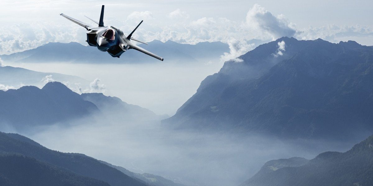 SUA și Canada au intervenit rapid pentru a monitoriza avioanele militare rusești aproape de Alaska și granița canadiană, ridicând de la sol o flotă de avioane de vânătoare pentru a intercepta două Tupolev Tu-142