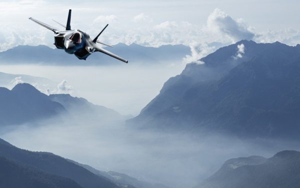 SUA și Canada au intervenit rapid pentru a monitoriza avioanele militare rusești aproape de Alaska și granița canadiană, ridicând de la sol o flotă de avioane de vânătoare pentru a intercepta două Tupolev Tu-142