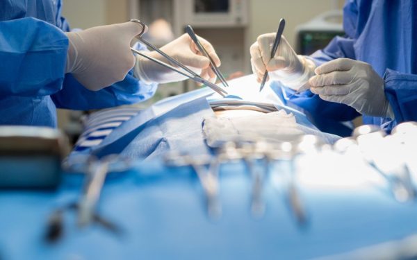 Tema excluderii practici ilegale de a lucra la privat în timpul programului de lucru de la stat nu mai era de mult o noutate, însă recent aceste cazuri au ieșit în evidență și au readus în centrul dezbaterii problemele legate de corupție și responsabilitate în sistemul medical românesc