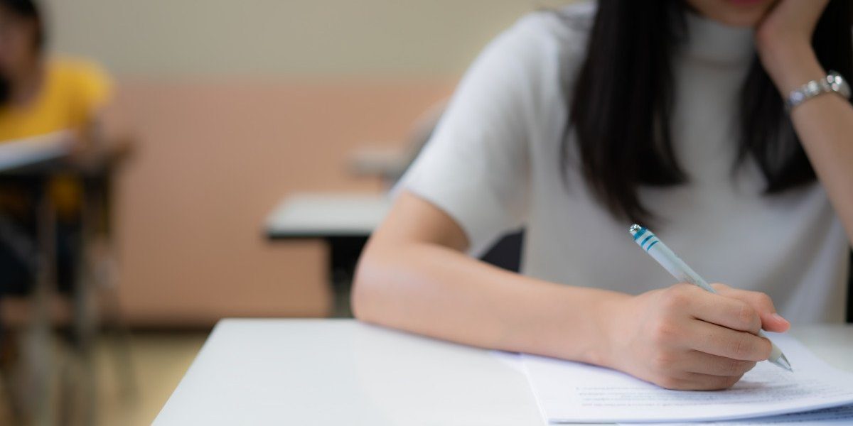 Elevii claselor a XII-a și a XIII-a, înscriși la formele de învățământ seral sau cu frecvență redusă, au susținut luni, 23 martie, prima probă a simulării Bacalaureatului 2026, testul scris la limba și literatura română