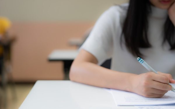 Elevii claselor a XII-a și a XIII-a, înscriși la formele de învățământ seral sau cu frecvență redusă, au susținut luni, 23 martie, prima probă a simulării Bacalaureatului 2026, testul scris la limba și literatura română