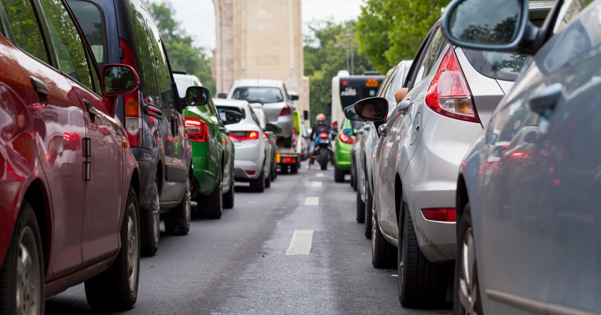 Primarul Capitalei, Ciprian Ciucu, a dispus controale stricte privind respectarea taxei de acces pentru camioanele de mare tonaj în zonele centrale și semicentrale ale Bucureștiului, în încercarea de a combate fenomenul neloialităților și al evaziunii fiscale