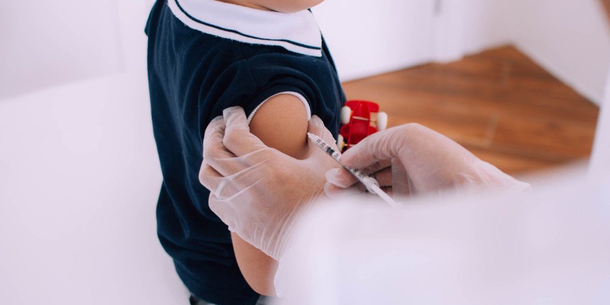 Scăderea vaccinării în România: dezinformarea și contextul internațional ca factori principali În plină criză sanitară, România se confruntă cu o scădere semnificativă a ratei de vaccinare, fenomeni alarmant care generează îngrijorare în rândul specialiștilor în sănătate publică